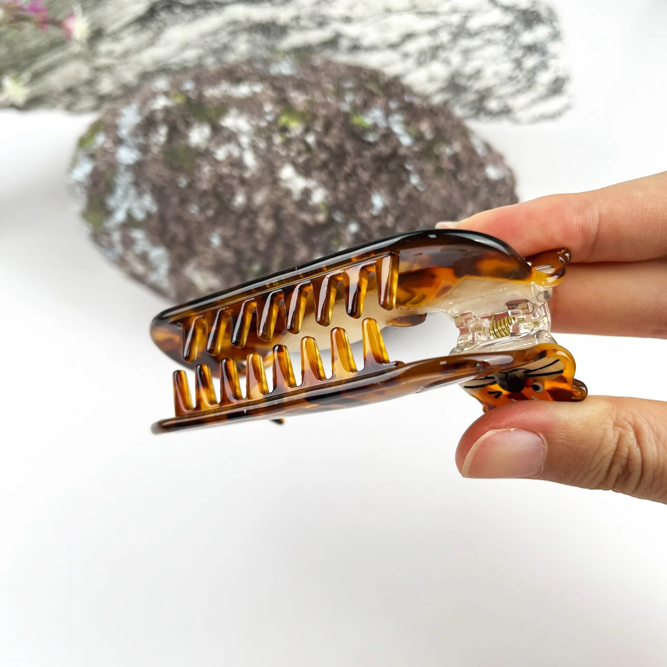 HAPPY OTTER HAIR CLAW CLIP - Image 2