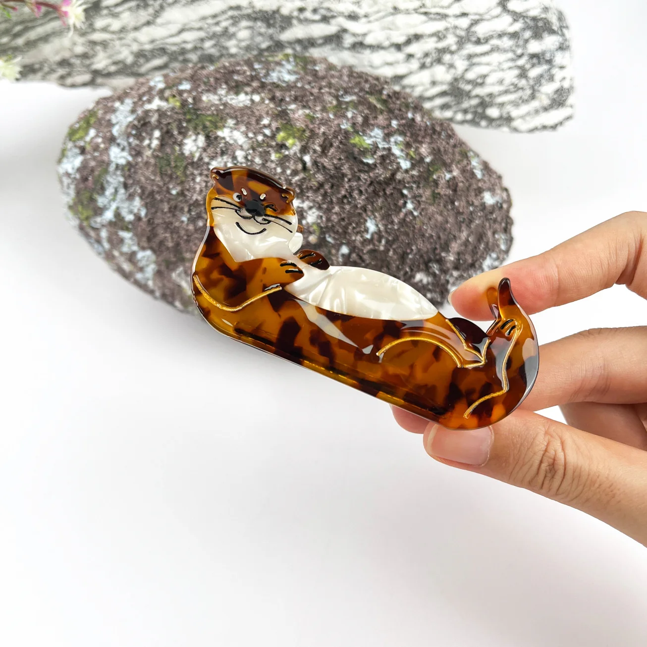 HAPPY OTTER HAIR CLAW CLIP - Image 3