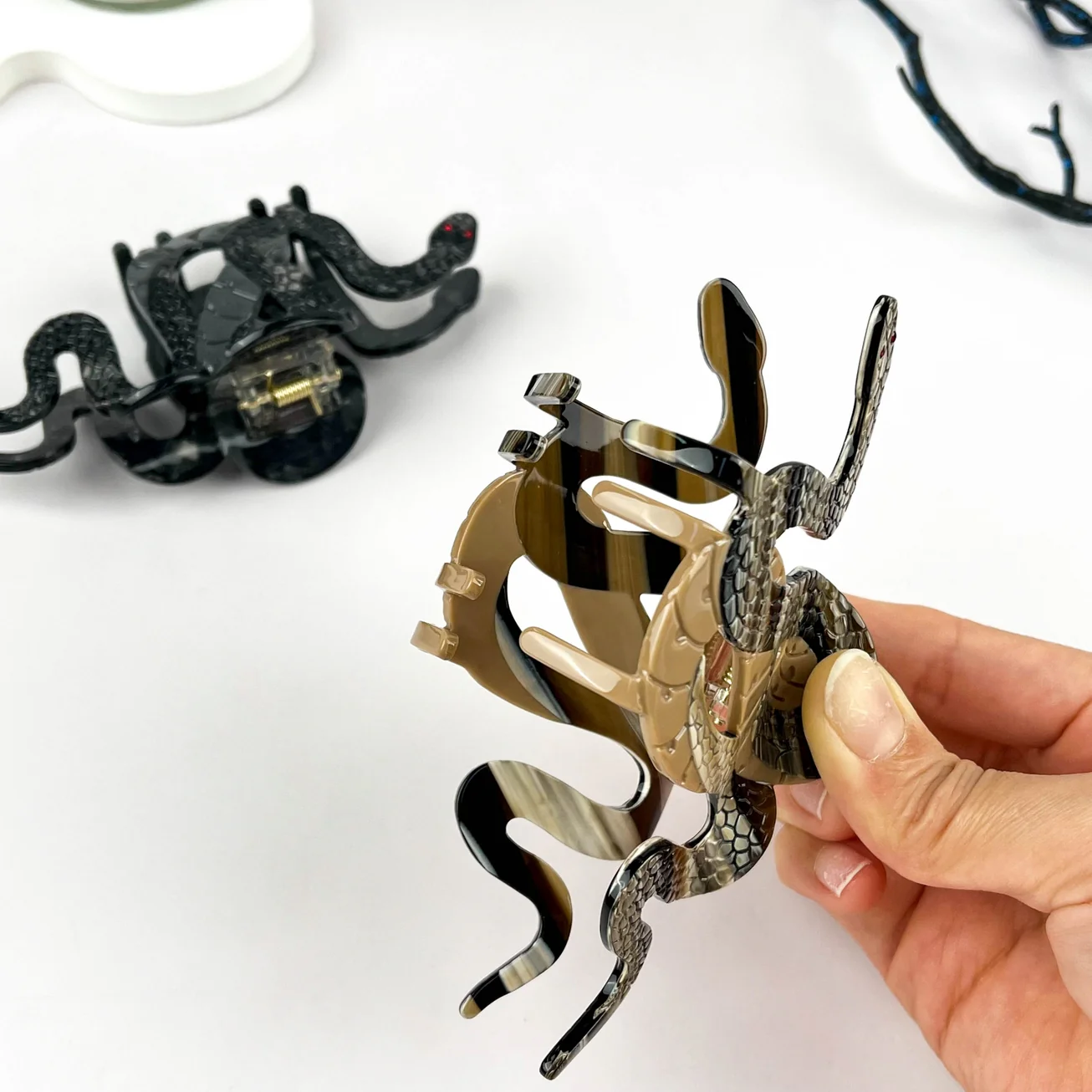 SNAKE HAIR CLAW CLIP - Image 2